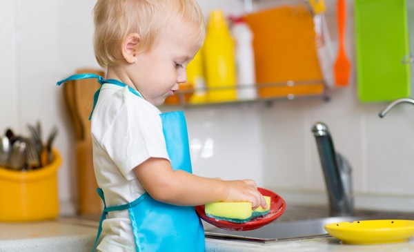 Vaiką mama pratina prie švaros
