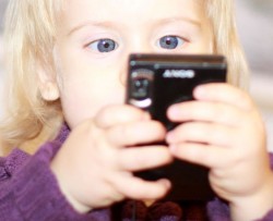 Tėvai gali kontroliuoti vaiko telefono sąskaitą