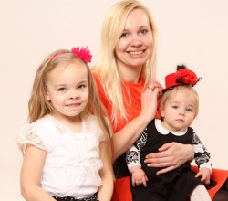 Violeta Pundienė su dukrelėmis