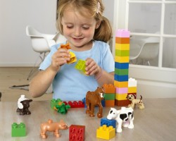 Vaikas žaidžia su Lego konstruktorium