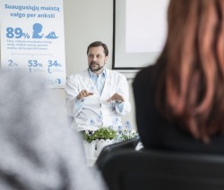 Suaugusiųjų maistą vaikas valgo per anksti