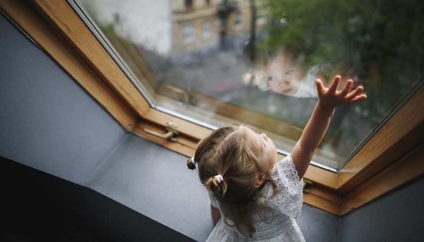 Vaiko apsauga nuo kritimo pro langą