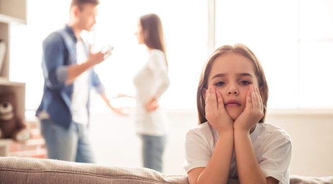 Tėvų elgesys skiriantis: ką daryti, kad vaikui būtų lengviau