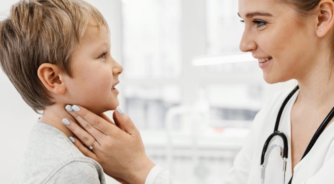 Vaikui skauda gerklę: kaip padėti ir kada skubėti pas gydytoją